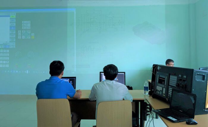 Kết hợp lý thuyết và thực hành ngày trên lớp với bộ giả lập Sinumerik